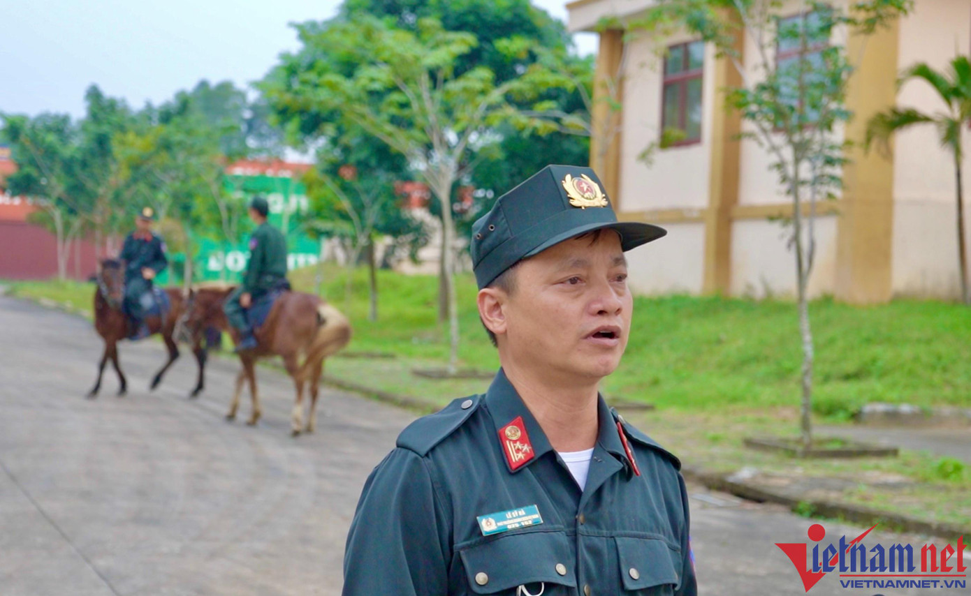 Theo Thượng tá Lê Sĩ Hà - Phó đoàn trưởng Đoàn CSCĐ kỵ binh cho biết để huấn luyện ngựa hoang thành kỵ binh gặp rất nhiều khó khăn, bởi ngựa có thể hình to lớn, vì vậy để huấn luyện ngựa thuần thục các chiến sỹ phải trải qua quá trình thuần dưỡng để xây dựng cho các kỵ binh các phản xạ có điều kiện về động tác nghiệp vụ. Theo Thượng tá Lê Sĩ Hà - Phó đoàn trưởng Đoàn CSCĐ kỵ binh cho biết để huấn luyện ngựa hoang thành kỵ binh gặp rất nhiều khó khăn, bởi ngựa có thể hình to lớn, vì vậy để huấn luyện ngựa thuần thục các chiến sỹ phải trải qua quá trình thuần dưỡng để xây dựng cho các kỵ binh các phản xạ có điều kiện về động tác nghiệp vụ.