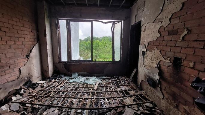 Cửa sổ được em Lê Tiểu Bảo và lực lượng công an xã đập phá để cứu vợ chồng và con của chủ cửa hàng. Ảnh: Công an Đồng Tháp Cửa sổ được em Lê Tiểu Bảo và lực lượng công an xã đập phá để cứu vợ chồng và con của chủ cửa hàng. Ảnh: Công an Đồng Tháp