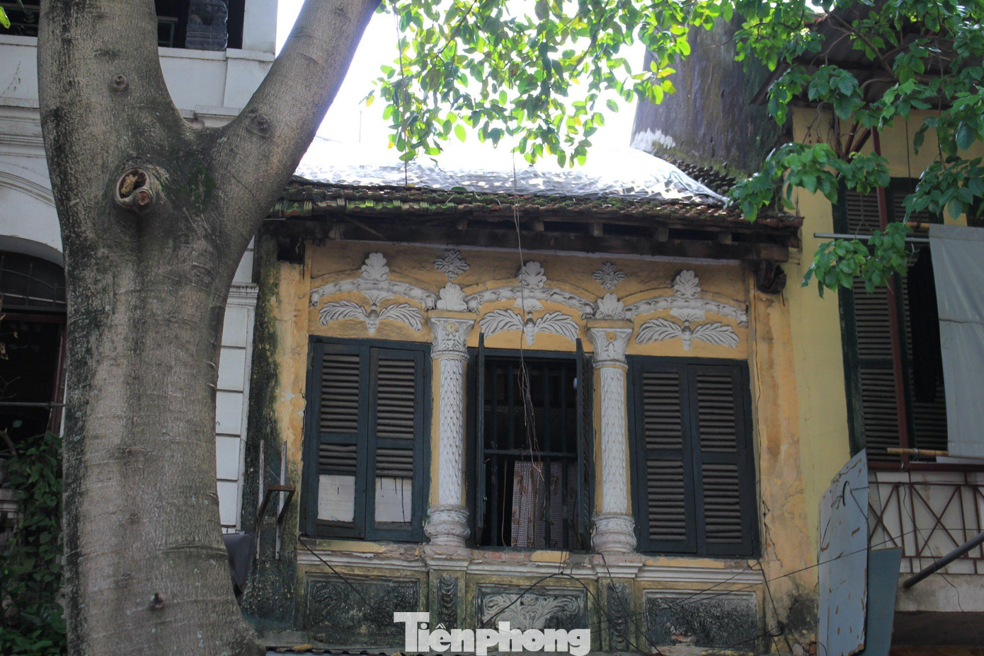 Nhiều biệt thự ở Hà Nội ngày nay đã bị cải tạo để phù hợp với đời sống sinh hoạt của người dân nhưng lại dần lùi sâu và lọt thỏm giữa những con phố.