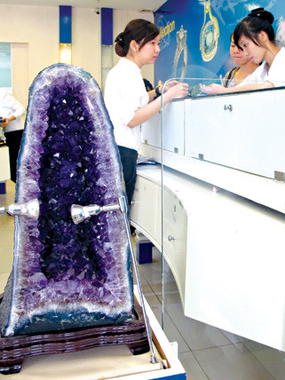 Hốc đá thạch anh tím giá khoảng 14 - 15 triệu đồng. Ảnh: Thanh Niên Hốc đá thạch anh tím giá khoảng 14 - 15 triệu đồng. Ảnh: Đ.N.T