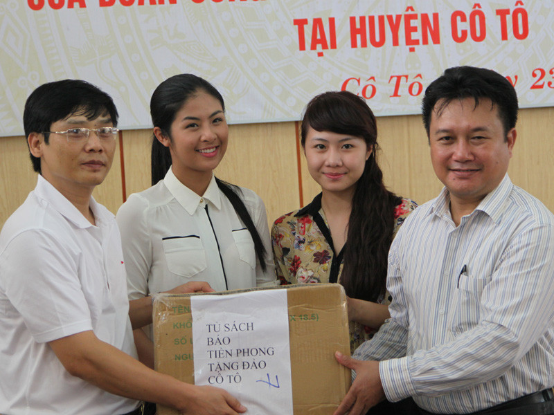 Nhà báo Tô Quang Nam trao quà cho đại điện