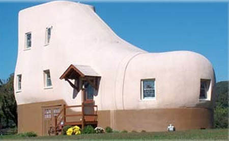 Nhà giày thu hút sự chú ý của nhiều du khách. Căn nhà gồm có 2 phòng ngủ, 1 bếp, 1 phòng khách và 2 phòng vệ sinh