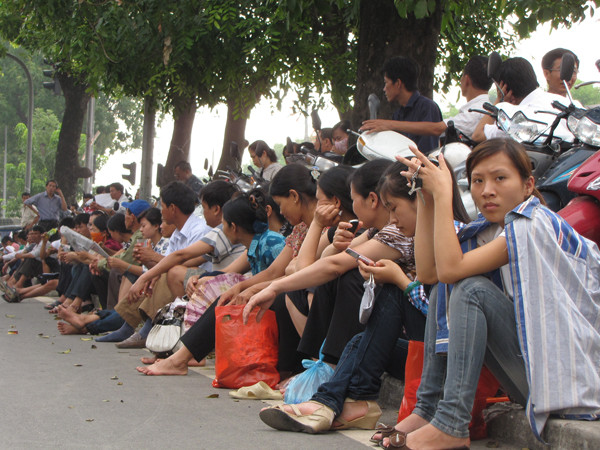 Phụ huynh sĩ tử chờ trước cổng trường Đại học Tự nhiên - Đại học Quốc gia Hà Nội. Ảnh: Trường Phong