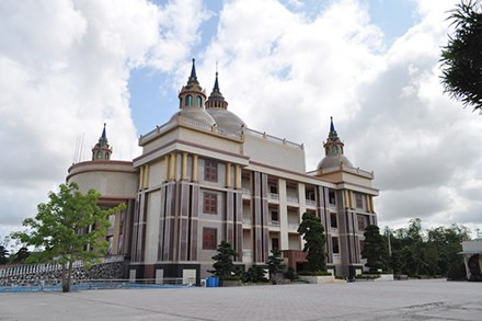 Khu dinh thự của ông Trầm Bê, nơi xảy ra vụ mất trộm sừng tê (chụp bên ngoài tường rào). 