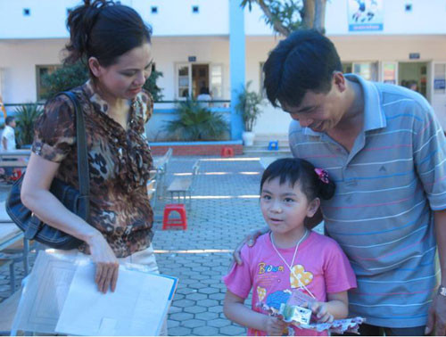 Cha mẹ "sốt sắng" hỏi han con sau một kỳ thi vào trường Đoàn Thị Điểm - Ảnh: CTV. Cha mẹ