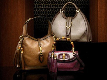 Những chiếc túi có giá vài chục triệu đồng/chiếc là niềm mong ước của nhiều 9X 