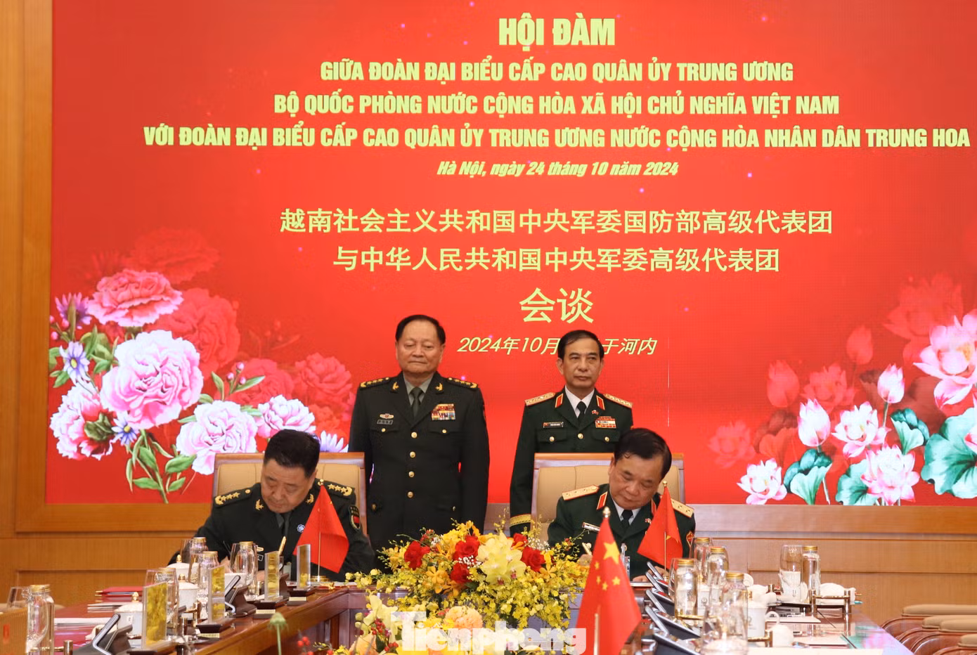 Đại tướng Phan Văn Giang và Thượng tướng Trương Hựu Hiệp chứng kiến ký kết các văn kiện hợp tác Quốc phòng.