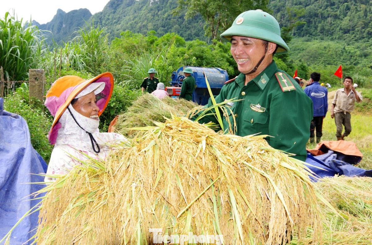 Vào mùa gặt hái, mỗi ngày thứ Bảy trở nên rộn ràng hơn bởi hình ảnh cán bộ, chiến sĩ Biên phòng xuống đồng cùng nhân dân gặt lúa, thu hoạch lạc, khoai…