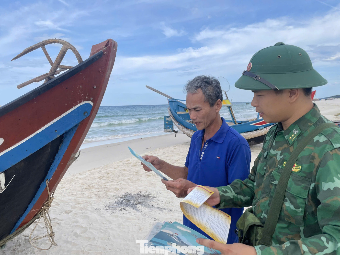 Vào các ngày thứ Bảy, cán bộ, chiến sĩ các đơn vị xuống địa bàn tuyên truyền pháp luật cho nhân dân.