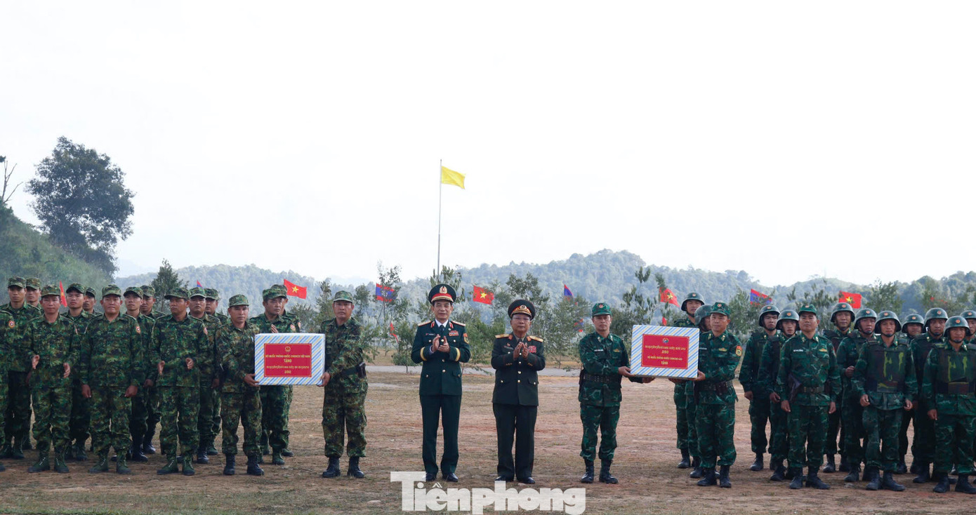 Đại tướng Phan Văn Giang và Đại tướng Chansamone Chanyalath tặng quà các đội tham gia diễn tập. Đại tướng Phan Văn Giang và Đại tướng Chansamone Chanyalath tặng quà các đội tham gia diễn tập.
