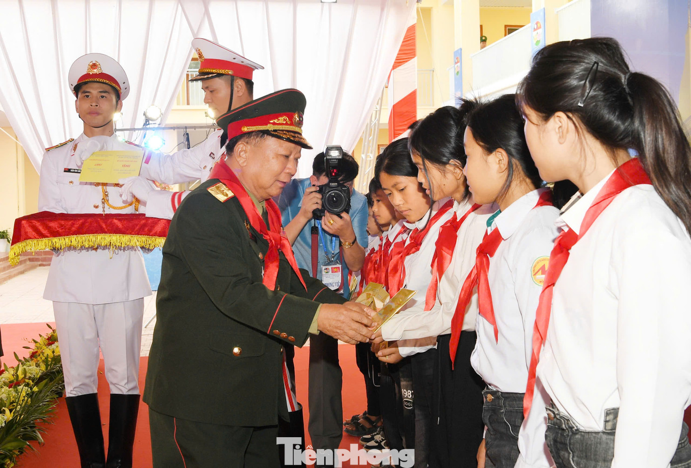 Hai Bộ trưởng cắt băng khánh thành Trường Phổ thông dân tộc bán trú Tiểu học và Trung học cơ sở Lóng Sập và trao học bổng cho học sinh nghèo. Hai Bộ trưởng cắt băng khánh thành Trường Phổ thông dân tộc bán trú Tiểu học và Trung học cơ sở Lóng Sập và trao học bổng cho học sinh nghèo.