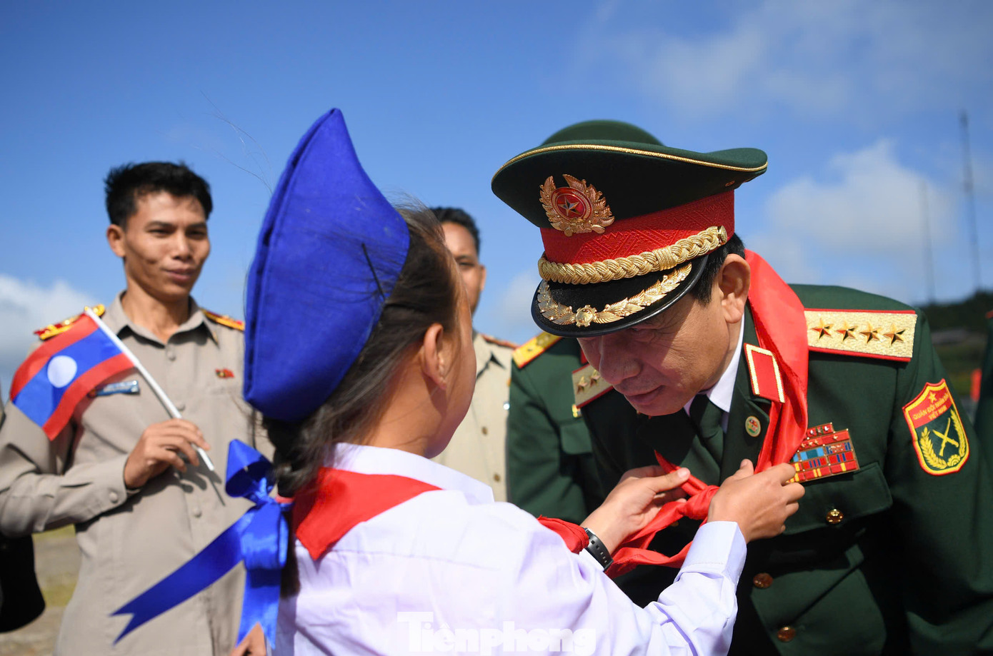 Đại tướng Chansamone Chanyalath và Đại tướng Phan Văn Giang thăm Trường Tiểu học - Trung học cơ sở Pahang. Đại tướng Chansamone Chanyalath và Đại tướng Phan Văn Giang thăm Trường Tiểu học - Trung học cơ sở Pahang.