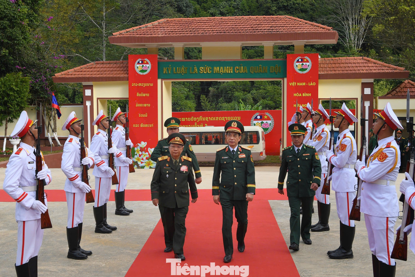 Đại tướng Phan Văn Giang và Đại tướng Chansamone Chanyalath thăm đồn Biên phòng Lóng Sập. Đại tướng Phan Văn Giang và Đại tướng Chansamone Chanyalath thăm đồn Biên phòng Lóng Sập.
