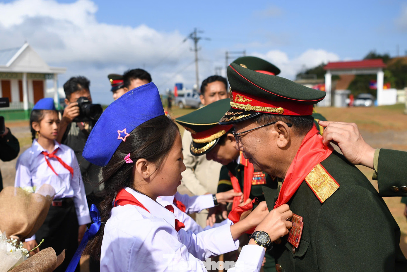 Đại tướng Chansamone Chanyalath và Đại tướng Phan Văn Giang thăm Trường Tiểu học - Trung học cơ sở Pahang. Đại tướng Chansamone Chanyalath và Đại tướng Phan Văn Giang thăm Trường Tiểu học - Trung học cơ sở Pahang.