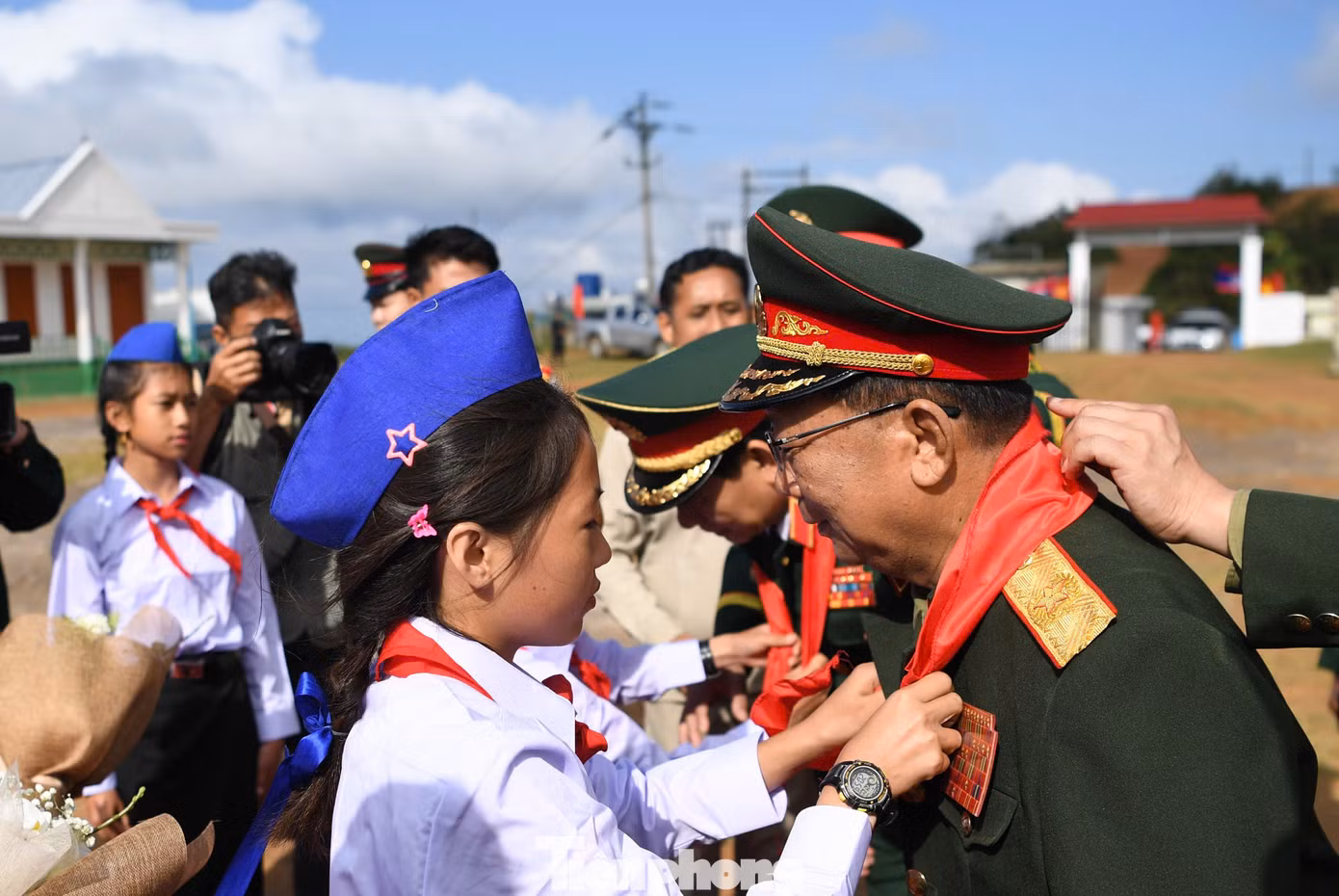 Đại tướng Chansamone Chanyalath và Đại tướng Phan Văn Giang thăm Trường Tiểu học - Trung học cơ sở Pahang.