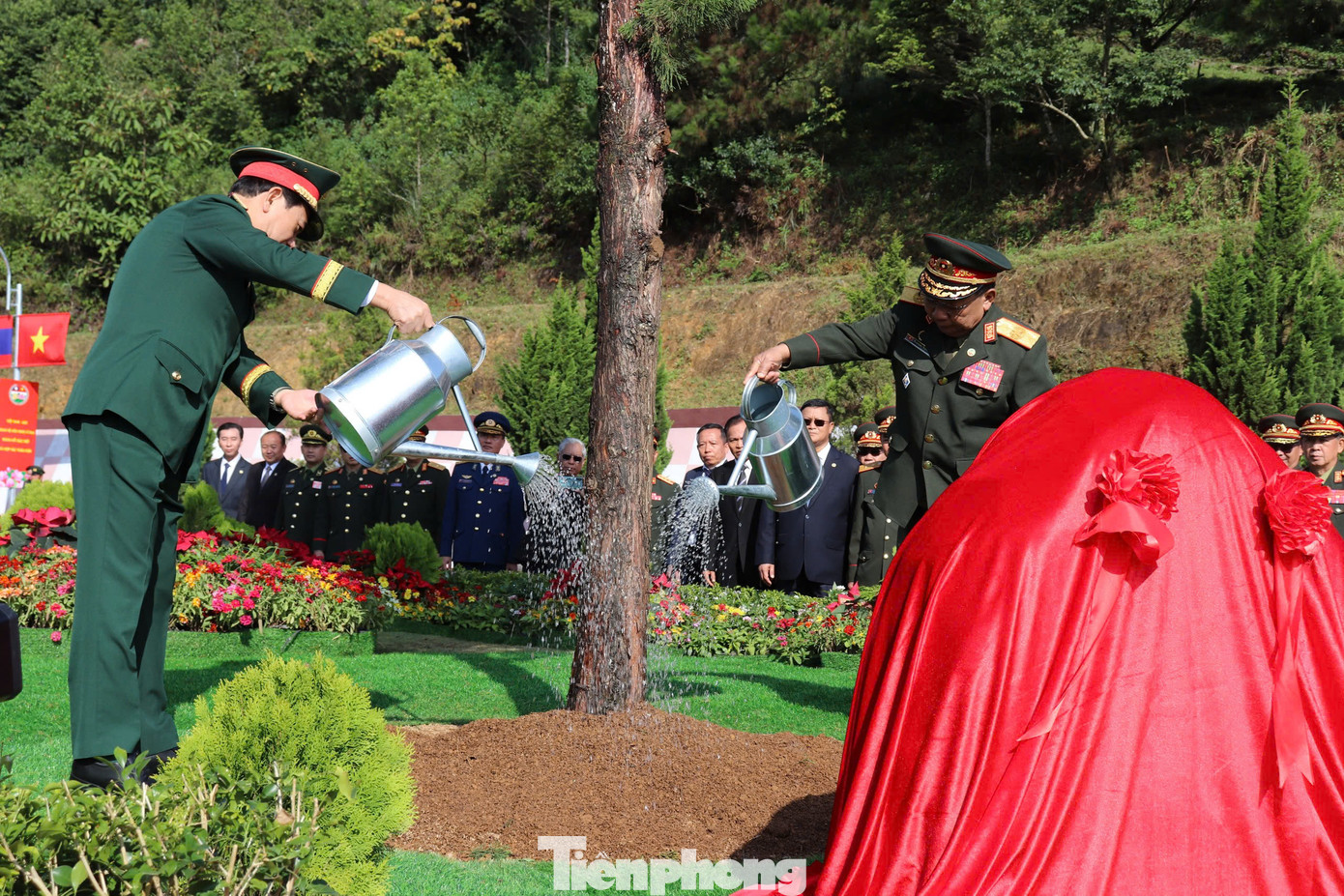 Đại tướng Chansamone Chanyalath và Đại tướng Phan Văn Giang trồng cây hữu nghị tại cửa khẩu Pahang. Đại tướng Chansamone Chanyalath và Đại tướng Phan Văn Giang trồng cây hữu nghị tại cửa khẩu Pahang.