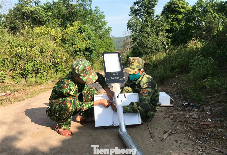 Những thôn, bản chưa có điện, cán bộ, chiến sĩ góp công, góp sức giúp nhân dân xây dựng hệ thống điện đường chạy bằng năng lượng mặt trời. Những con đường thôn, bản sáng bừng về đêm giúp dân đi lại thuận tiện, bảo đảm an ninh trật tự ở khu vực biên giới.