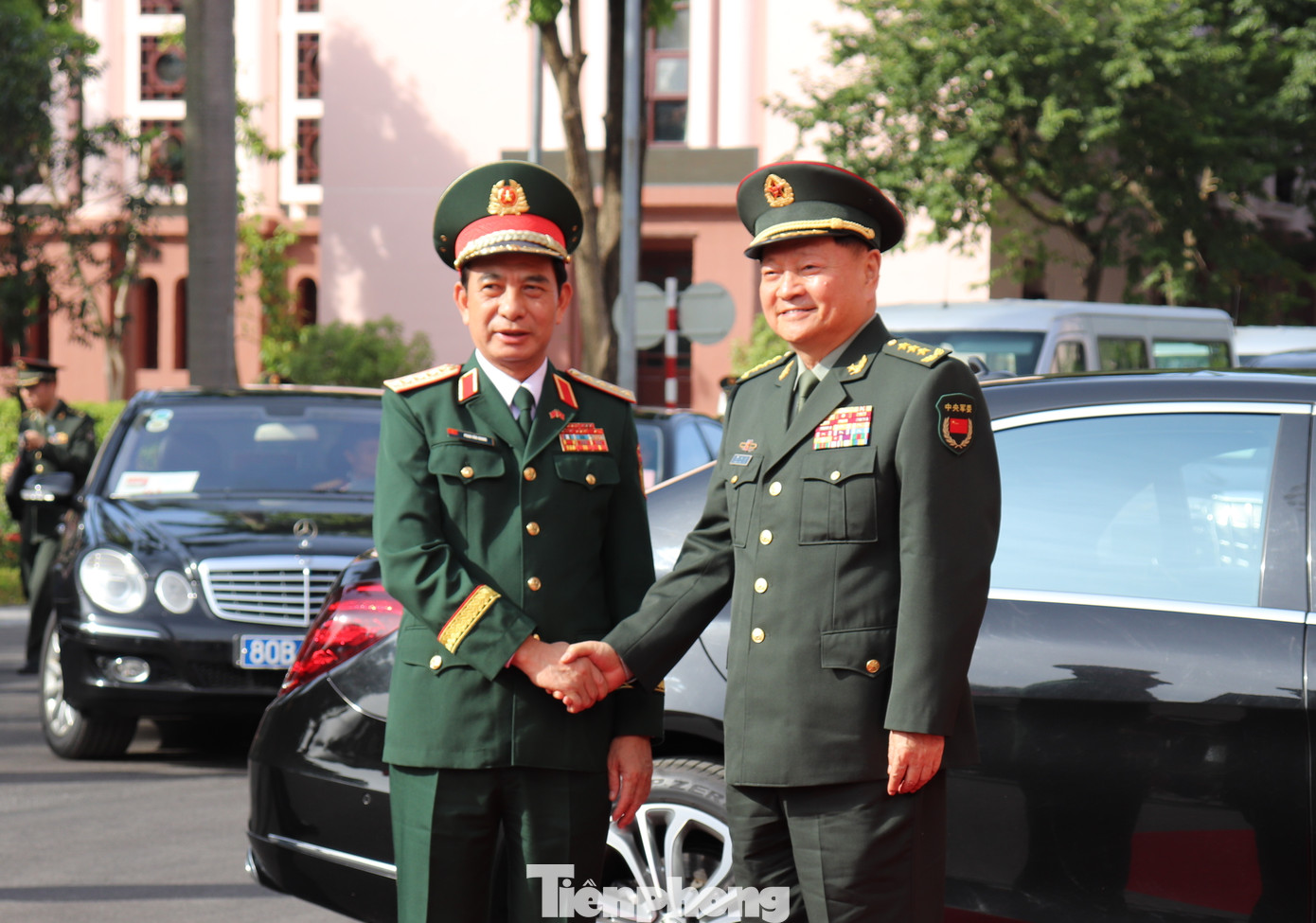 Đại tướng Phan Văn Giang đón Thượng tướng Trương Hựu Hiệp tại trụ sở Bộ Quốc phòng.