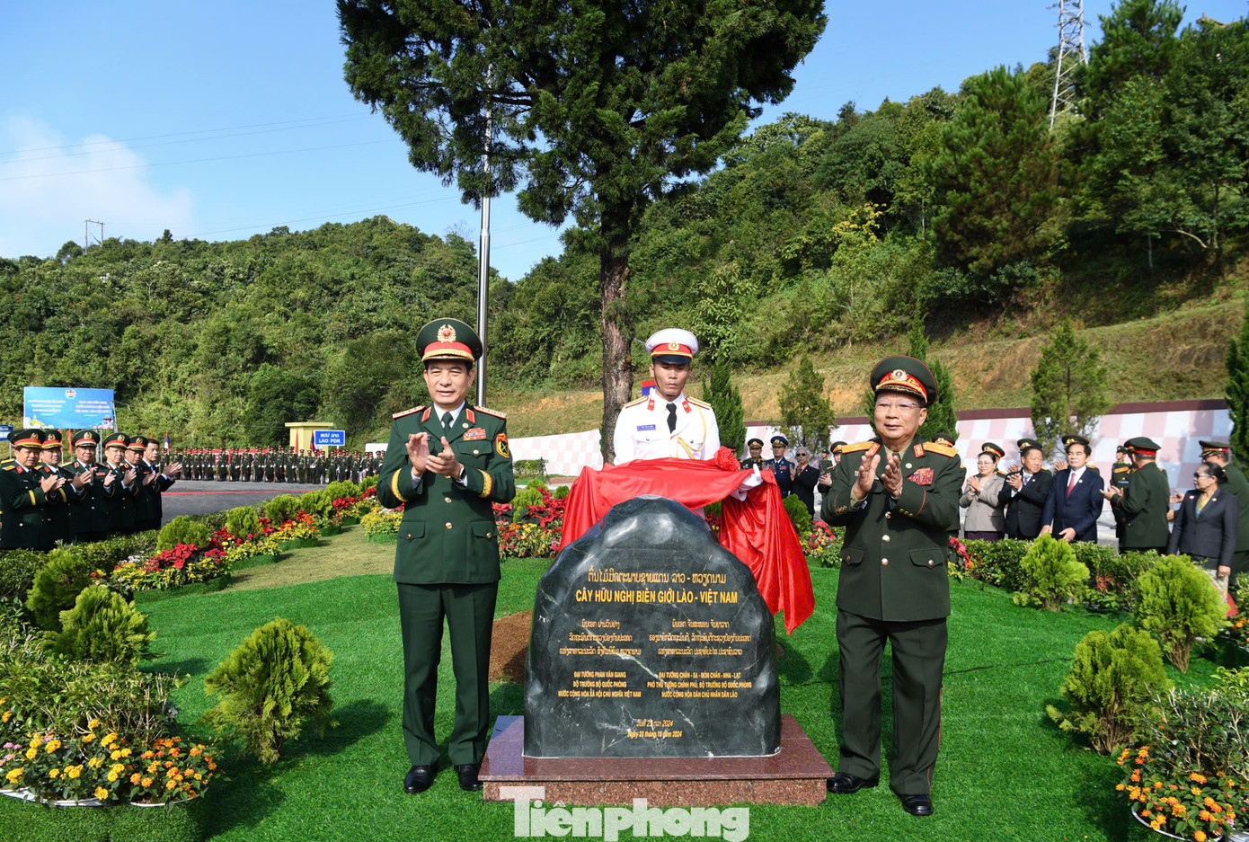 Đại tướng Chansamone Chanyalath và Đại tướng Phan Văn Giang trồng cây hữu nghị tại cửa khẩu Pahang. Đại tướng Chansamone Chanyalath và Đại tướng Phan Văn Giang trồng cây hữu nghị tại cửa khẩu Pahang.