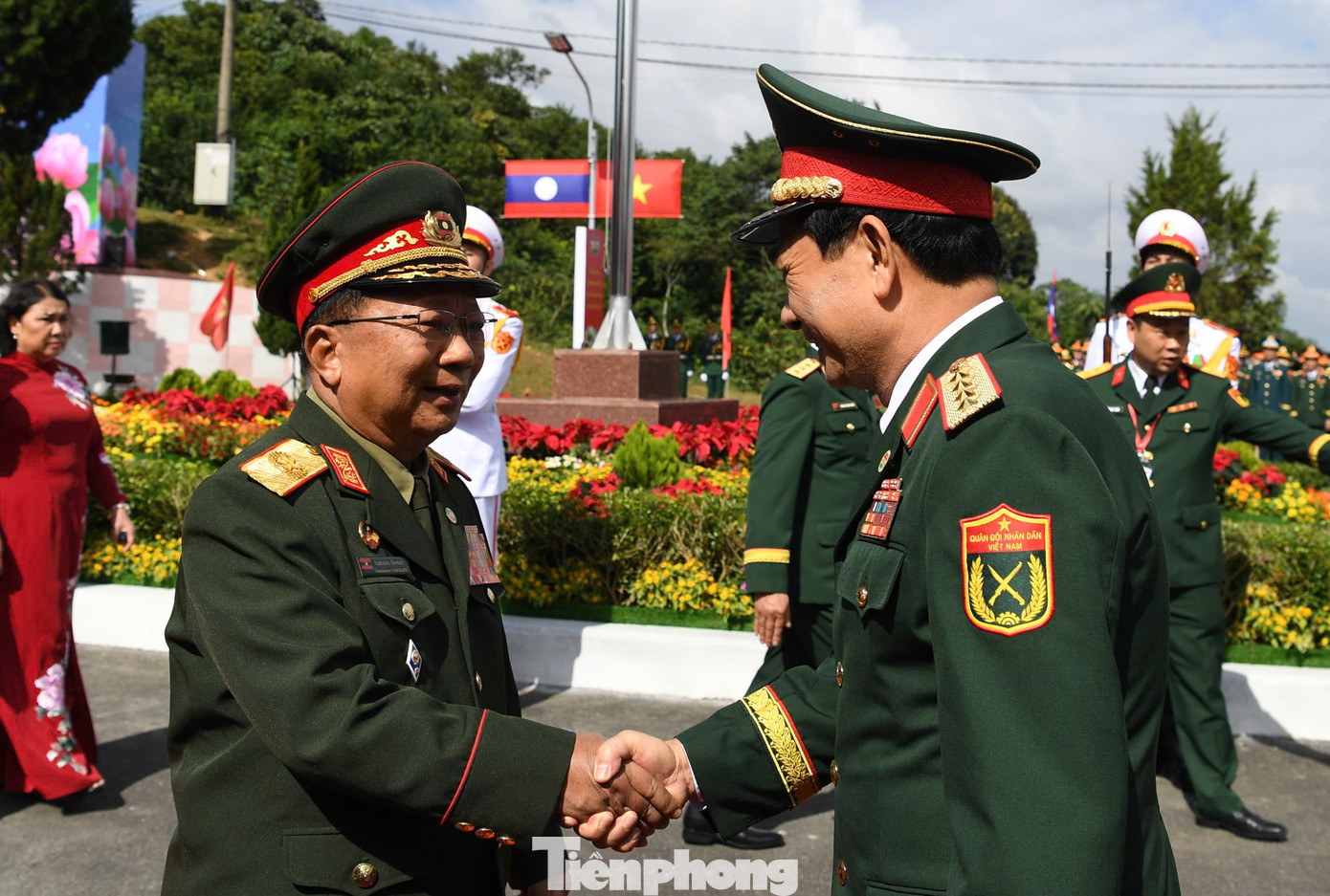 Đại tướng Phan Văn Giang đón Đại tướng Chansamone Chanyalath. Đại tướng Phan Văn Giang đón Đại tướng Chansamone Chanyalath.
