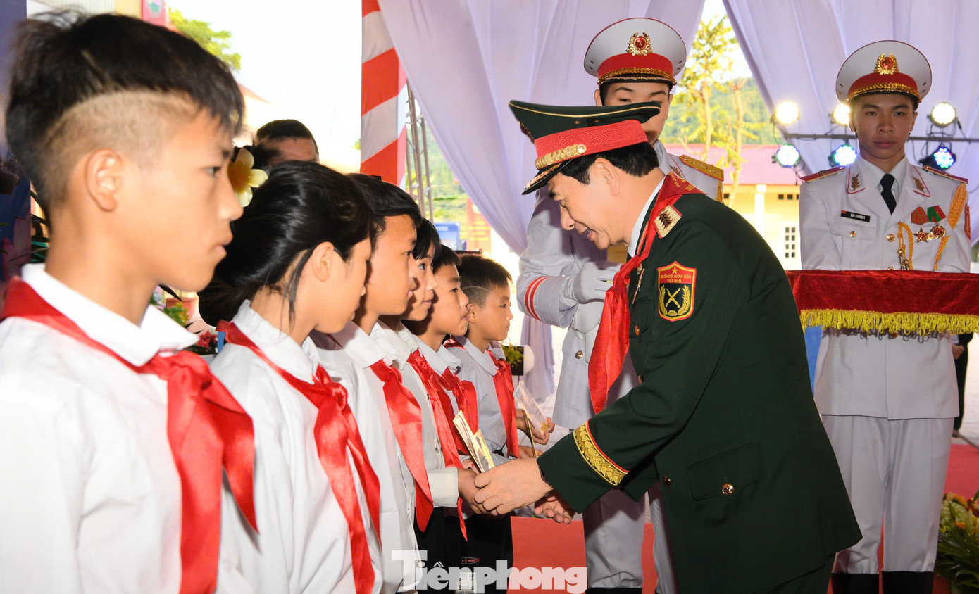 Hai Bộ trưởng cắt băng khánh thành Trường Phổ thông dân tộc bán trú Tiểu học và Trung học cơ sở Lóng Sập và trao học bổng cho học sinh nghèo. Hai Bộ trưởng cắt băng khánh thành Trường Phổ thông dân tộc bán trú Tiểu học và Trung học cơ sở Lóng Sập và trao học bổng cho học sinh nghèo.