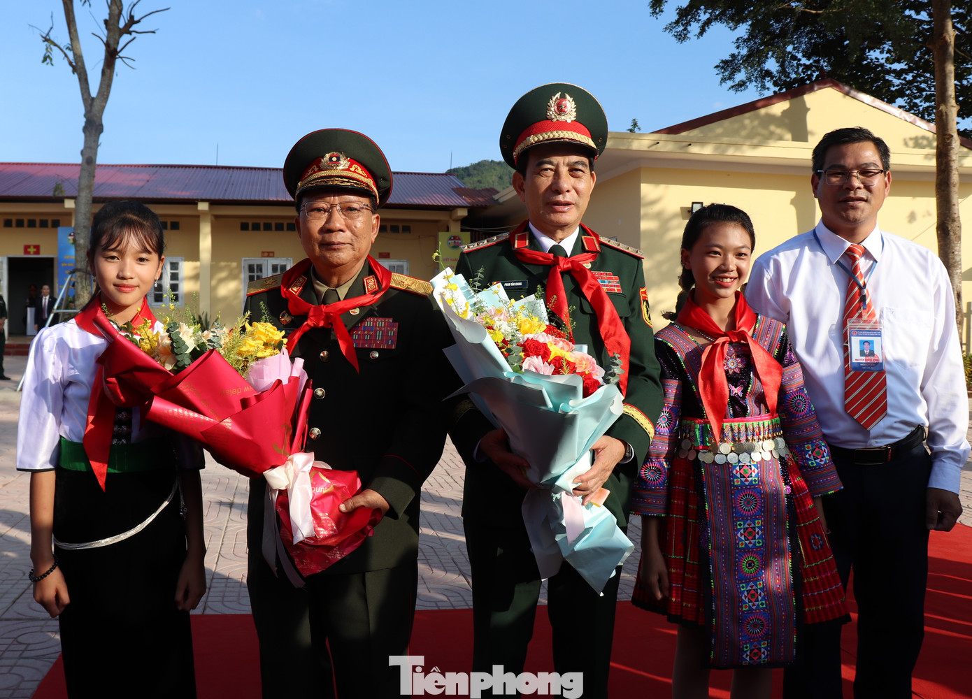 Học sinh Trường Phổ thông dân tộc bán trú Tiểu học và Trung học cơ sở Lóng Sập tặng hoa hai Bộ trưởng. Học sinh Trường Phổ thông dân tộc bán trú Tiểu học và Trung học cơ sở Lóng Sập tặng hoa hai Bộ trưởng.