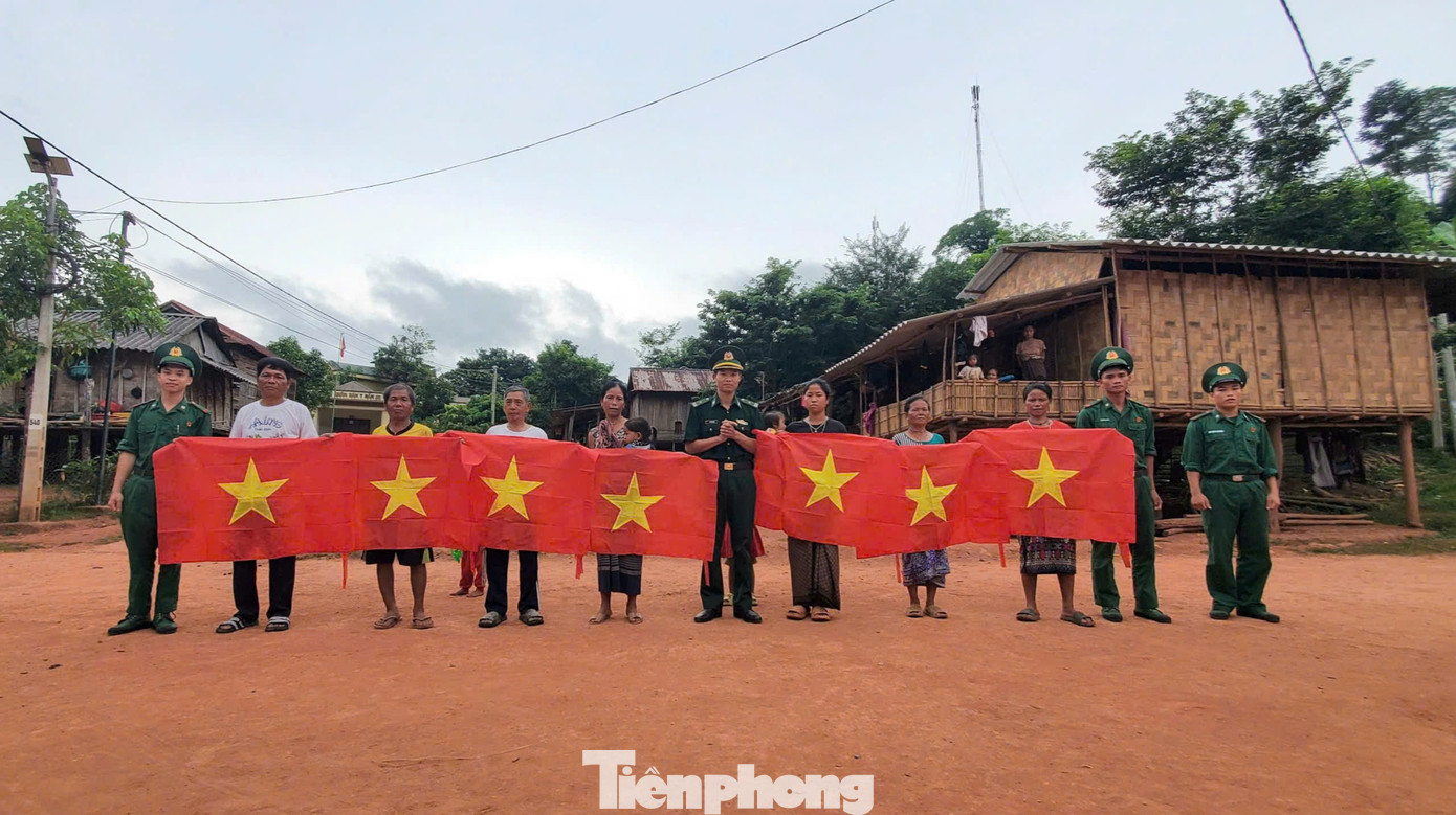 Trong chương trình "Thứ Bảy về bản", các đơn vị tặng người dân gần 400 lá cờ Đảng, cờ Tổ quốc cho nhân dân biên giới.