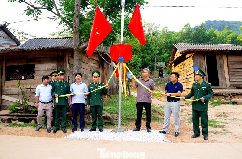 Những thôn, bản chưa có điện, cán bộ, chiến sĩ góp công, góp sức giúp nhân dân xây dựng hệ thống điện đường chạy bằng năng lượng mặt trời. Những con đường thôn, bản sáng bừng về đêm giúp dân đi lại thuận tiện, bảo đảm an ninh trật tự ở khu vực biên giới.
