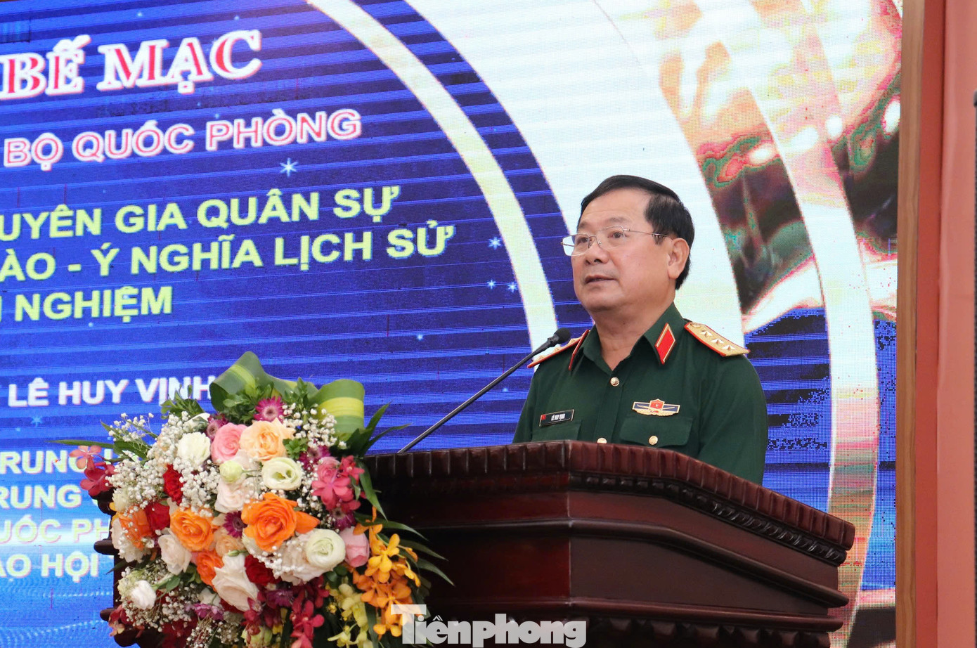 Thượng tướng Lê Huy Vịnh phát biểu tại hội thảo.