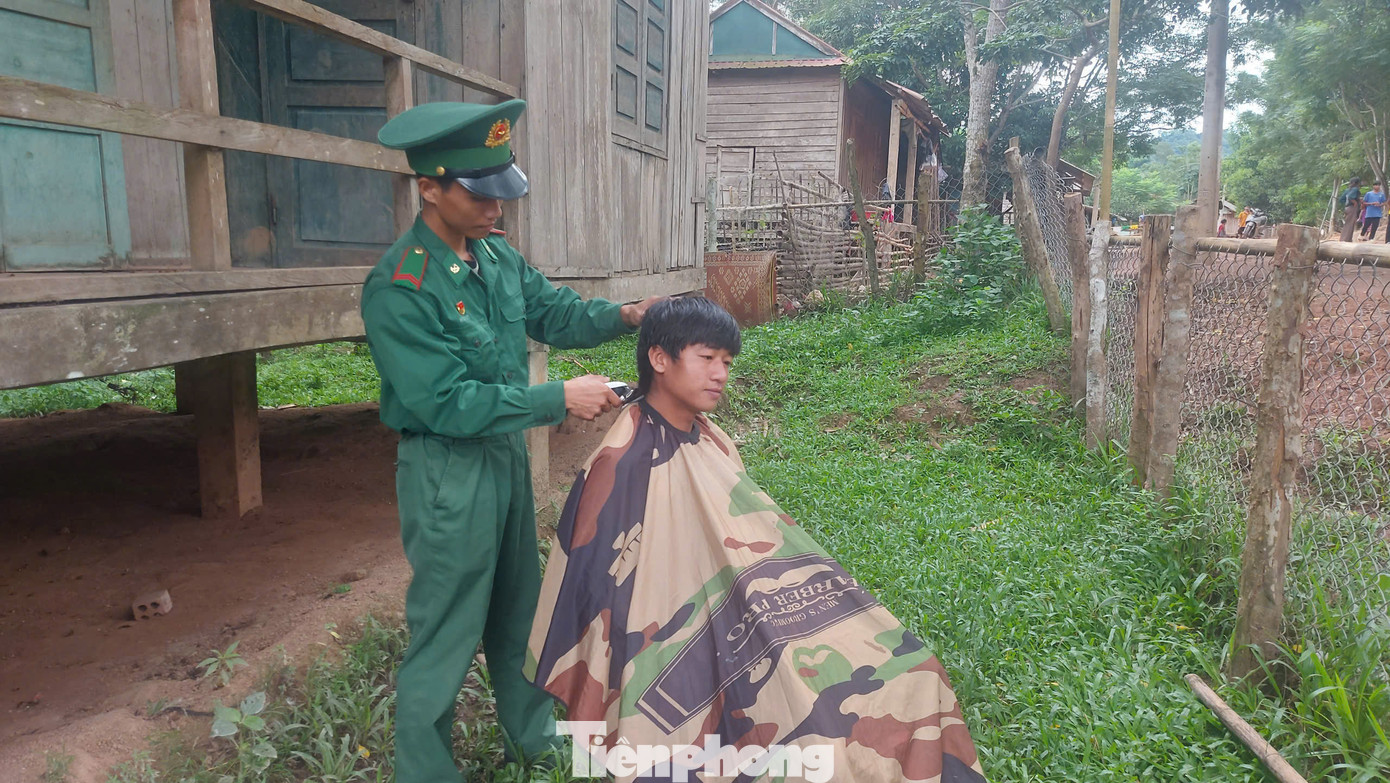 Cắt tóc miễn phí cho các cháu học sinh trong chương trình "Nâng bước em tới trường".