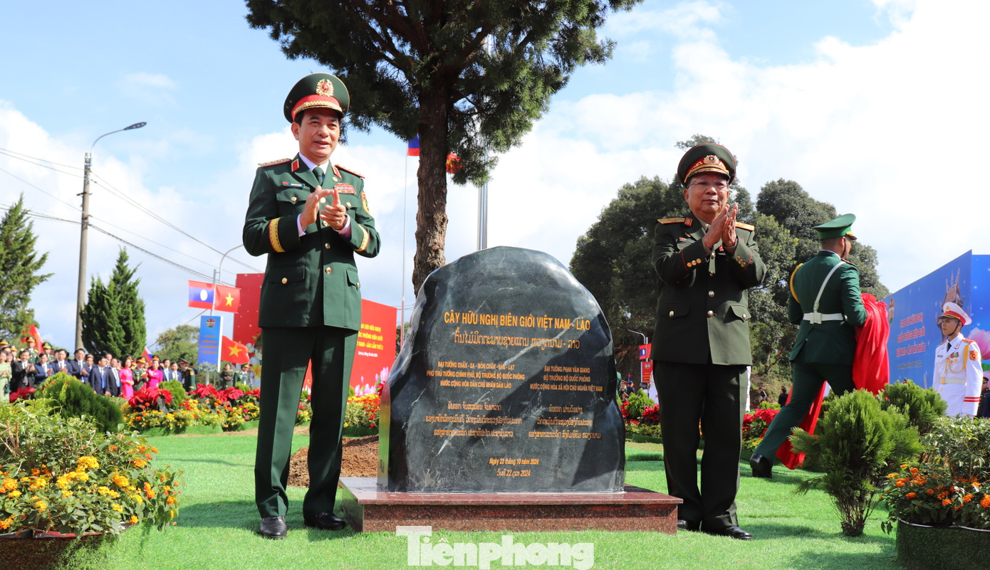 Đại tướng Phan Văn Giang và Đại tướng Chansamone Chanyalath trồng cây hữu nghị tại cửa khẩu Lóng Sập. Đại tướng Phan Văn Giang và Đại tướng Chansamone Chanyalath trồng cây hữu nghị tại cửa khẩu Lóng Sập.