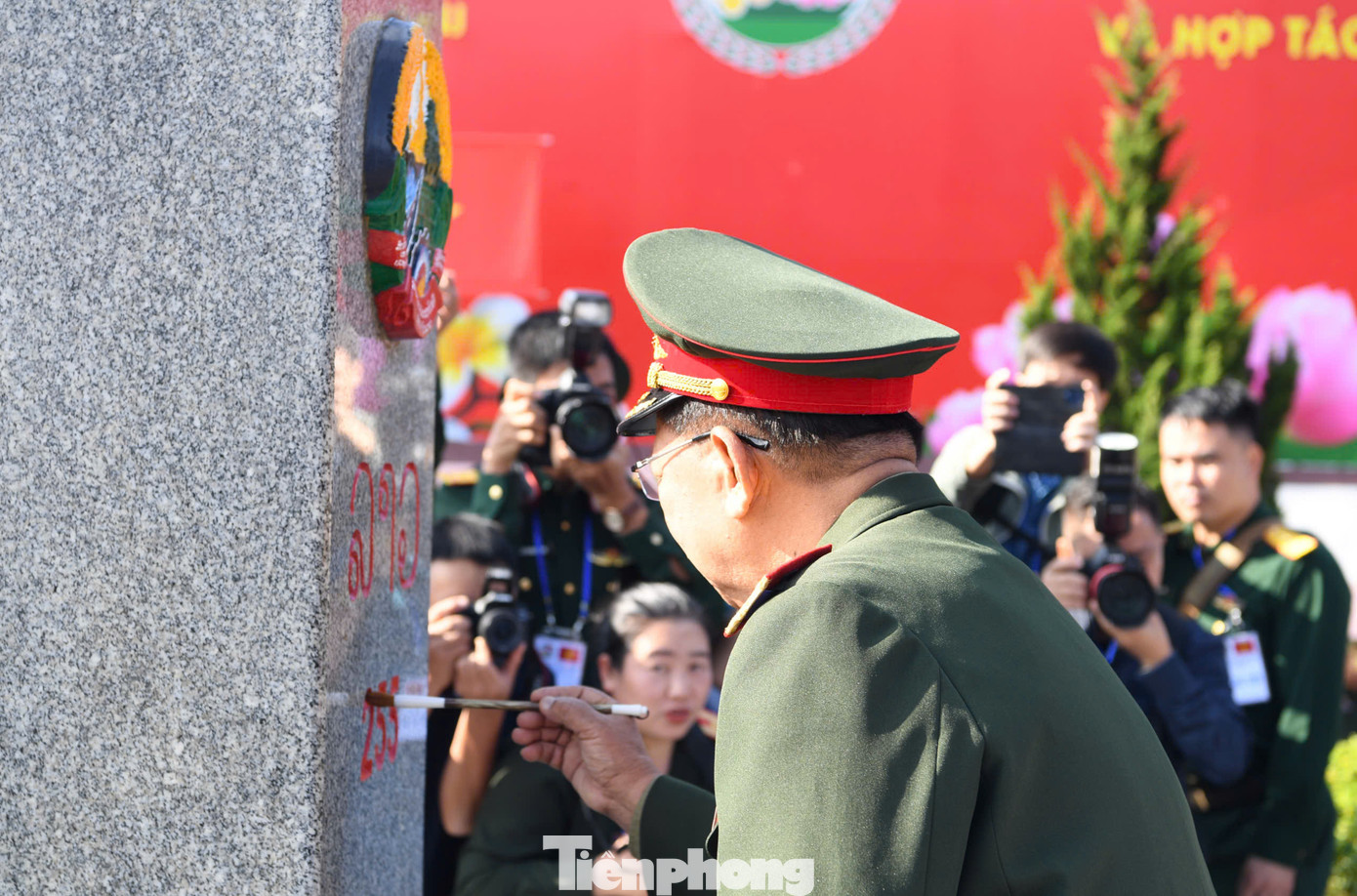 Hai Bộ trưởng tô son cột mốc. Hai Bộ trưởng tô son cột mốc.