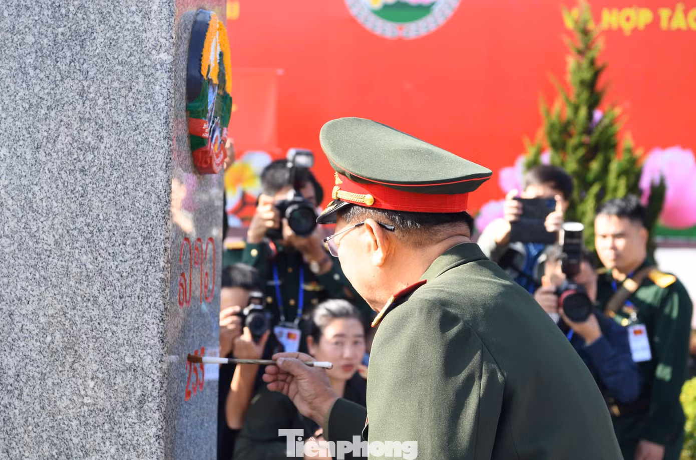 Hai Bộ trưởng tô son cột mốc.