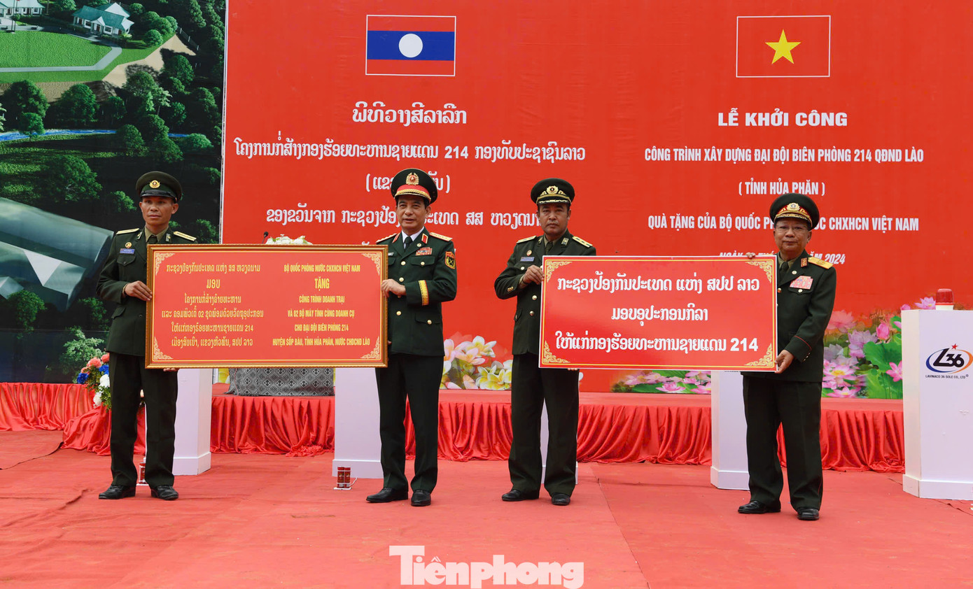 Đại tướng Chansamone Chanyalath và Đại tướng Phan Văn Giang khởi công và tặng quà Đại đội Biên phòng 214. Đại tướng Chansamone Chanyalath và Đại tướng Phan Văn Giang khởi công và tặng quà Đại đội Biên phòng 214.