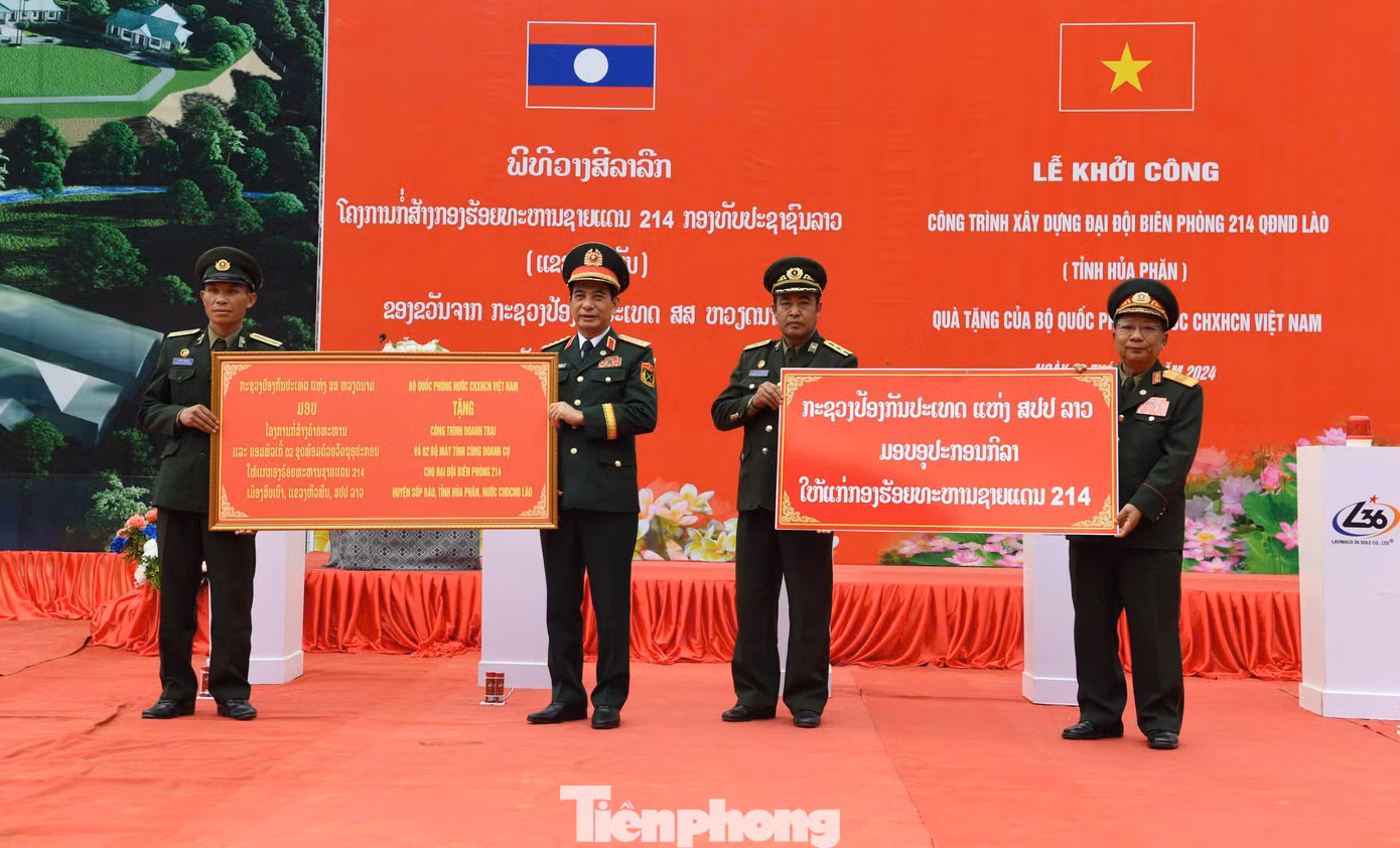 Đại tướng Chansamone Chanyalath và Đại tướng Phan Văn Giang khởi công và tặng quà Đại đội Biên phòng 214.
