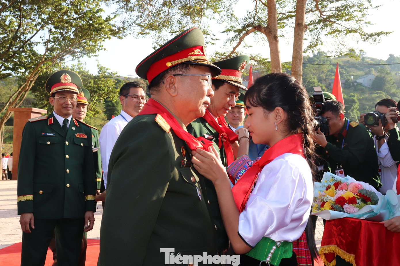 Học sinh Trường Phổ thông dân tộc bán trú Tiểu học và Trung học cơ sở Lóng Sập tặng hoa hai Bộ trưởng. Học sinh Trường Phổ thông dân tộc bán trú Tiểu học và Trung học cơ sở Lóng Sập tặng hoa hai Bộ trưởng.