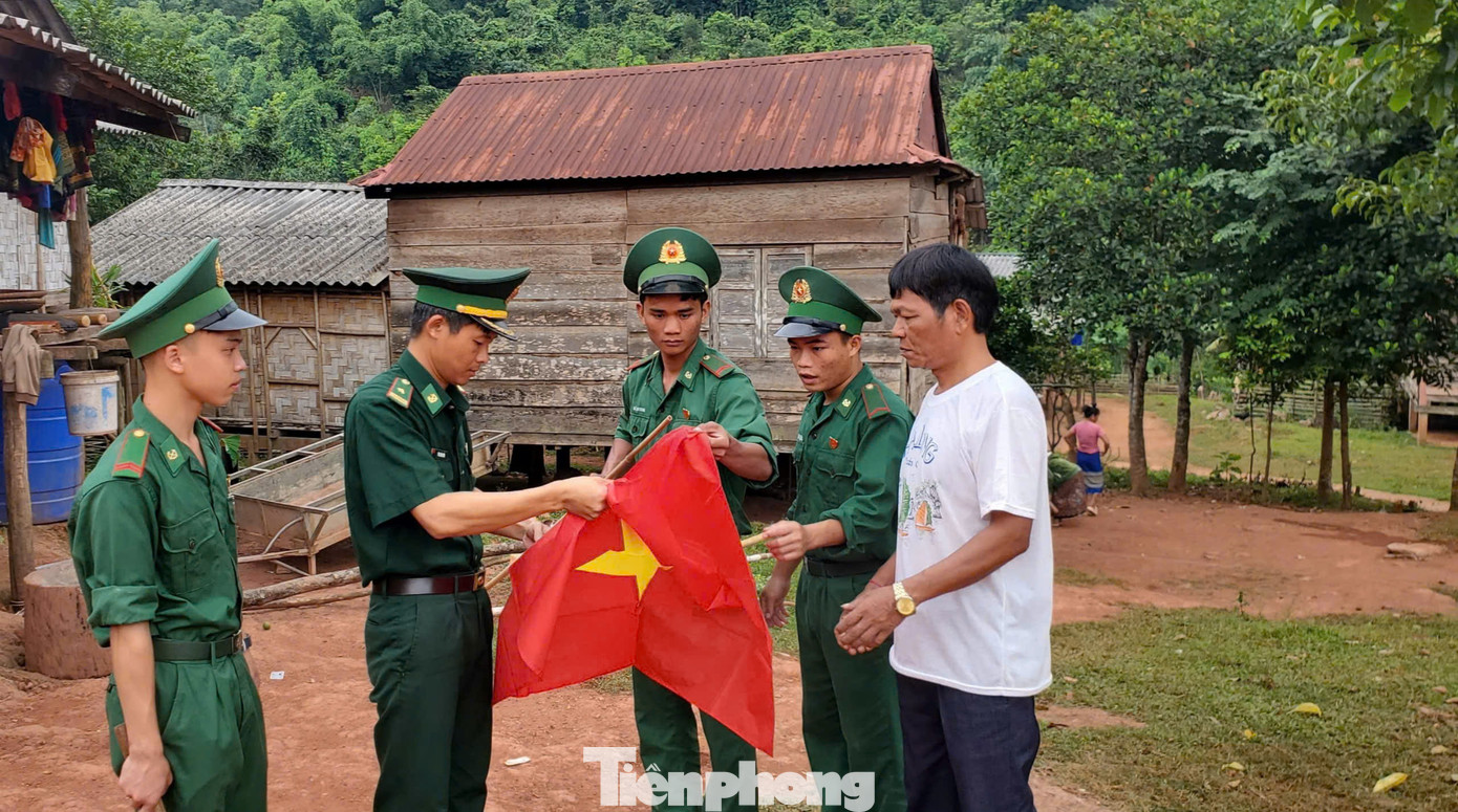 Trong chương trình "Thứ Bảy về bản", các đơn vị tặng người dân gần 400 lá cờ Đảng, cờ Tổ quốc cho nhân dân biên giới.