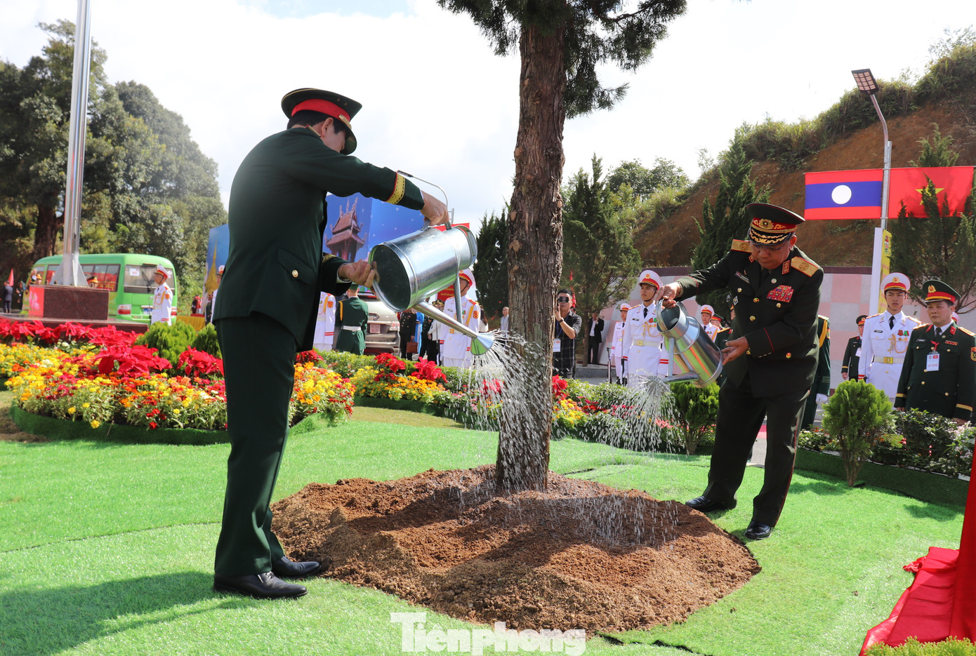 Đại tướng Phan Văn Giang và Đại tướng Chansamone Chanyalath trồng cây hữu nghị tại cửa khẩu Lóng Sập. Đại tướng Phan Văn Giang và Đại tướng Chansamone Chanyalath trồng cây hữu nghị tại cửa khẩu Lóng Sập.
