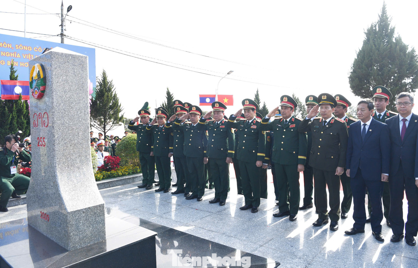 Hai Bộ trưởng và đoàn đại biểu chào cột mốc. Hai Bộ trưởng và đoàn đại biểu chào cột mốc.