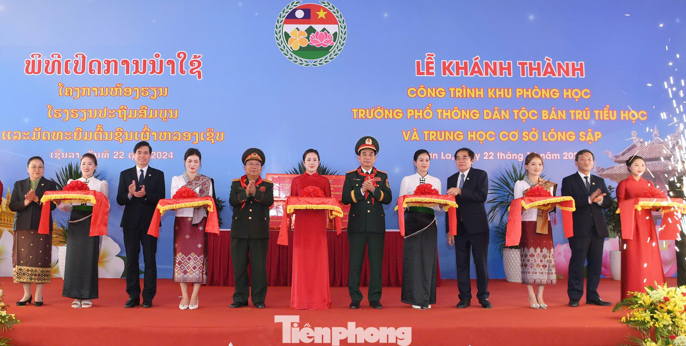 Hai Bộ trưởng cắt băng khánh thành Trường Phổ thông dân tộc bán trú Tiểu học và Trung học cơ sở Lóng Sập và trao học bổng cho học sinh nghèo. Hai Bộ trưởng cắt băng khánh thành Trường Phổ thông dân tộc bán trú Tiểu học và Trung học cơ sở Lóng Sập và trao học bổng cho học sinh nghèo.