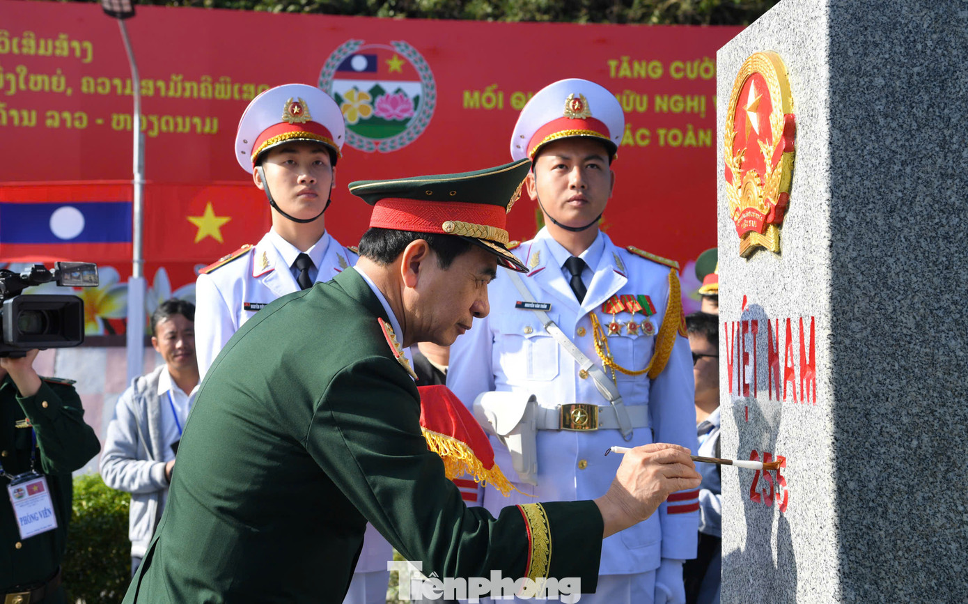 Hai Bộ trưởng tô son cột mốc. Hai Bộ trưởng tô son cột mốc.