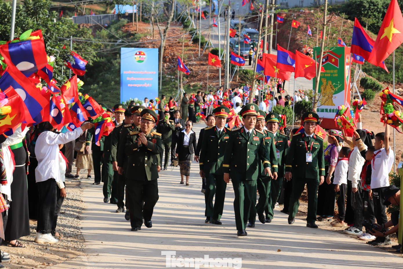 Đại tướng Phan Văn Giang và Đại tướng Chansamone Chanyalath tới dự lễ khánh thành Trường Phổ thông dân tộc bán trú Tiểu học và Trung học cơ sở Lóng Sập. Đại tướng Phan Văn Giang và Đại tướng Chansamone Chanyalath tới dự lễ khánh thành Trường Phổ thông dân tộc bán trú Tiểu học và Trung học cơ sở Lóng Sập.