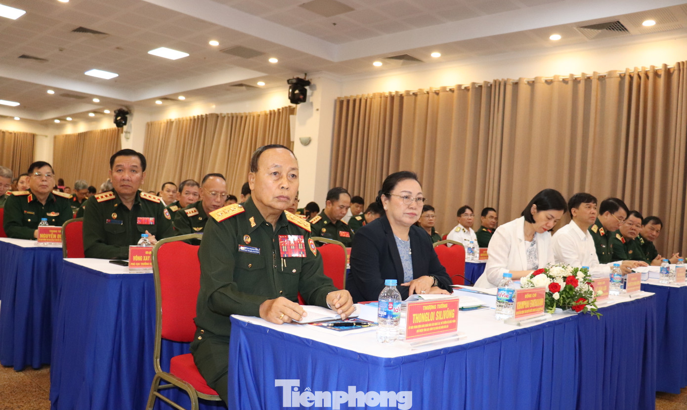 Thượng tướng Thongloi Silivong và bà Khamphao Ernthavanh dự hội thảo.