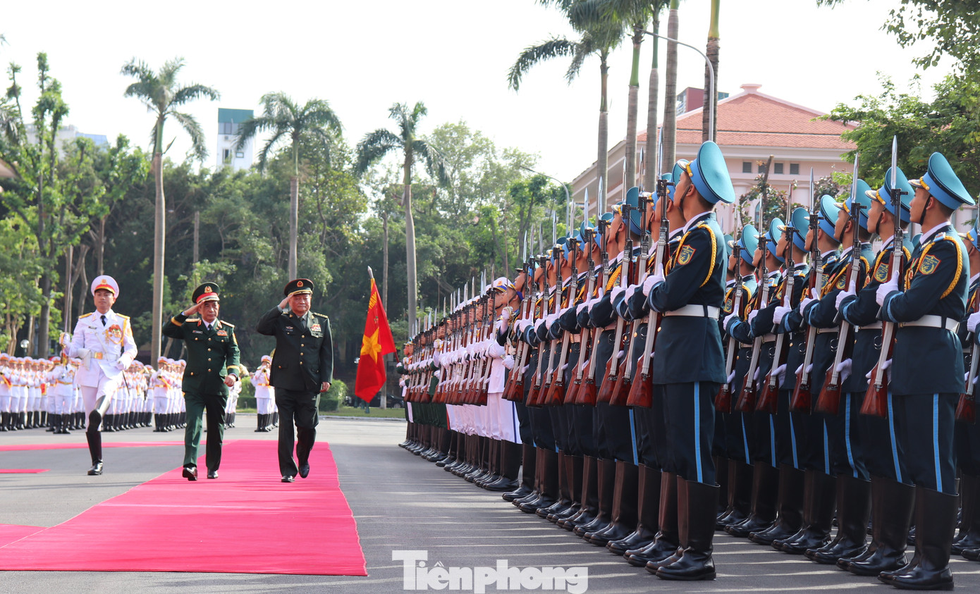 Đại tướng Phan Văn Giang và Thượng tướng Trương Hựu Hiệp duyệt Đội danh dự Quân đội nhân dân Việt Nam.