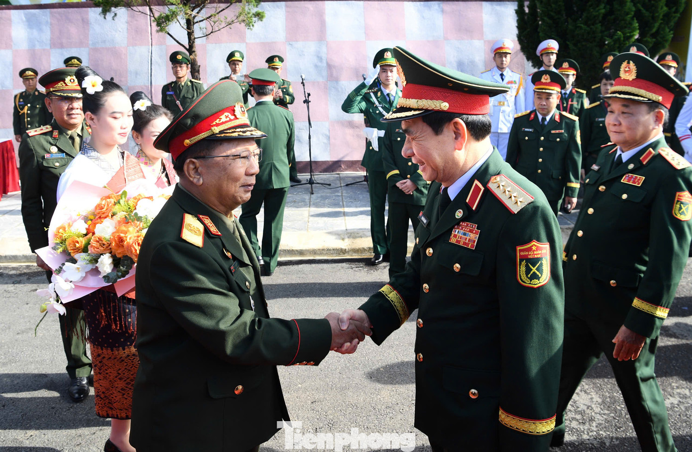 Đại tướng Chansamone Chanyalath đón Đại tướng Phan Văn Giang. Đại tướng Chansamone Chanyalath đón Đại tướng Phan Văn Giang.