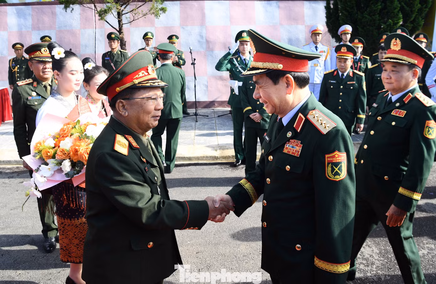 Đại tướng Chansamone Chanyalath đón Đại tướng Phan Văn Giang.