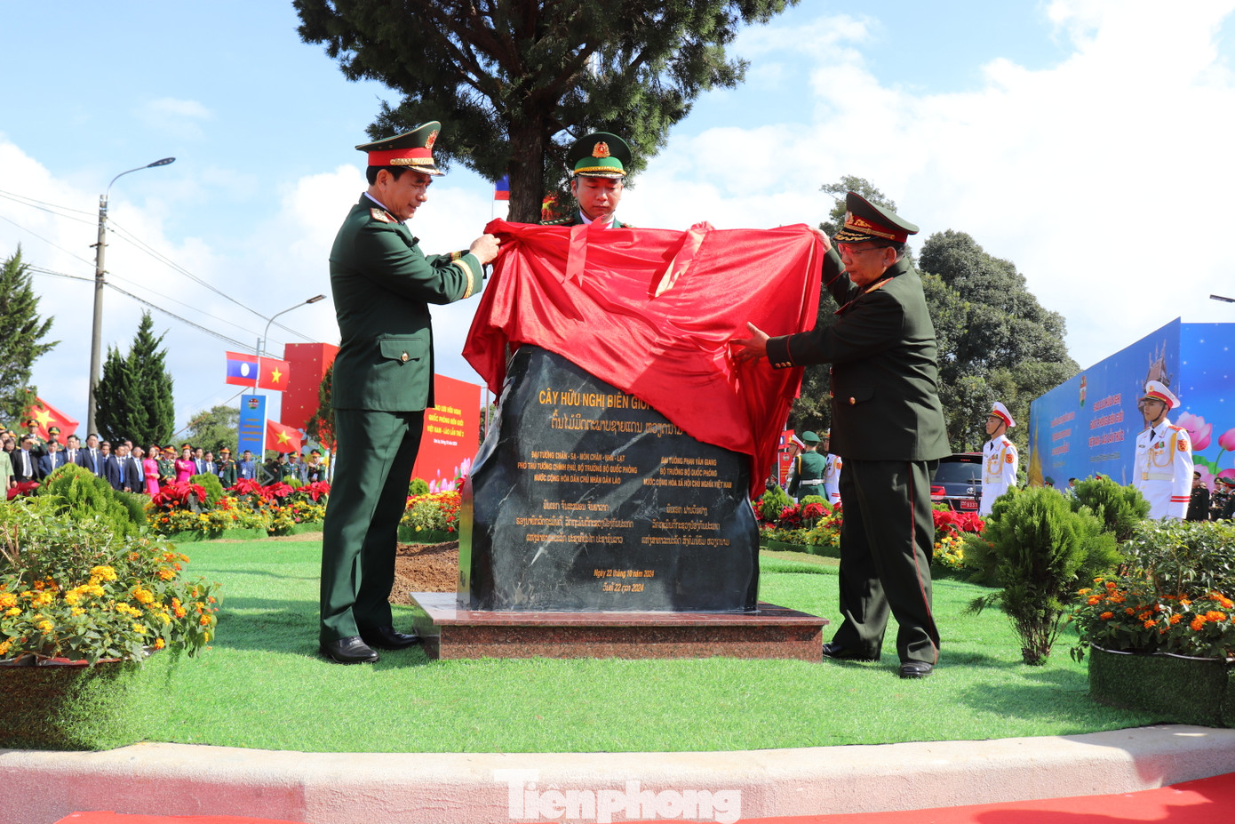Đại tướng Phan Văn Giang và Đại tướng Chansamone Chanyalath trồng cây hữu nghị tại cửa khẩu Lóng Sập. Đại tướng Phan Văn Giang và Đại tướng Chansamone Chanyalath trồng cây hữu nghị tại cửa khẩu Lóng Sập.