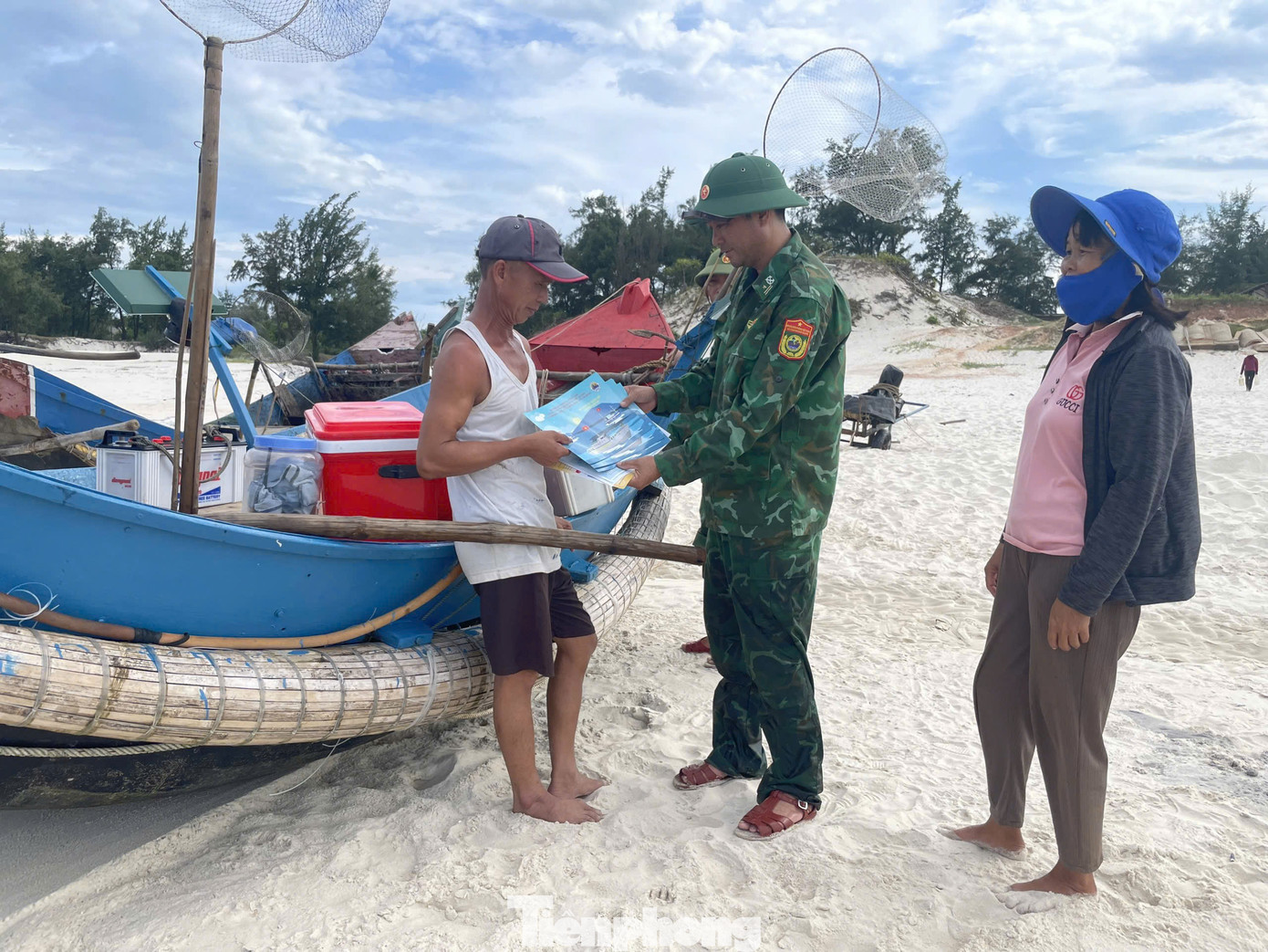Vào các ngày thứ Bảy, cán bộ, chiến sĩ các đơn vị xuống địa bàn tuyên truyền pháp luật cho nhân dân.
