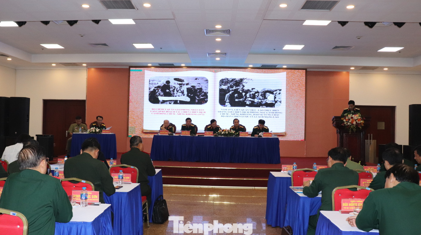 Các đại biểu chủ trì hội thảo.