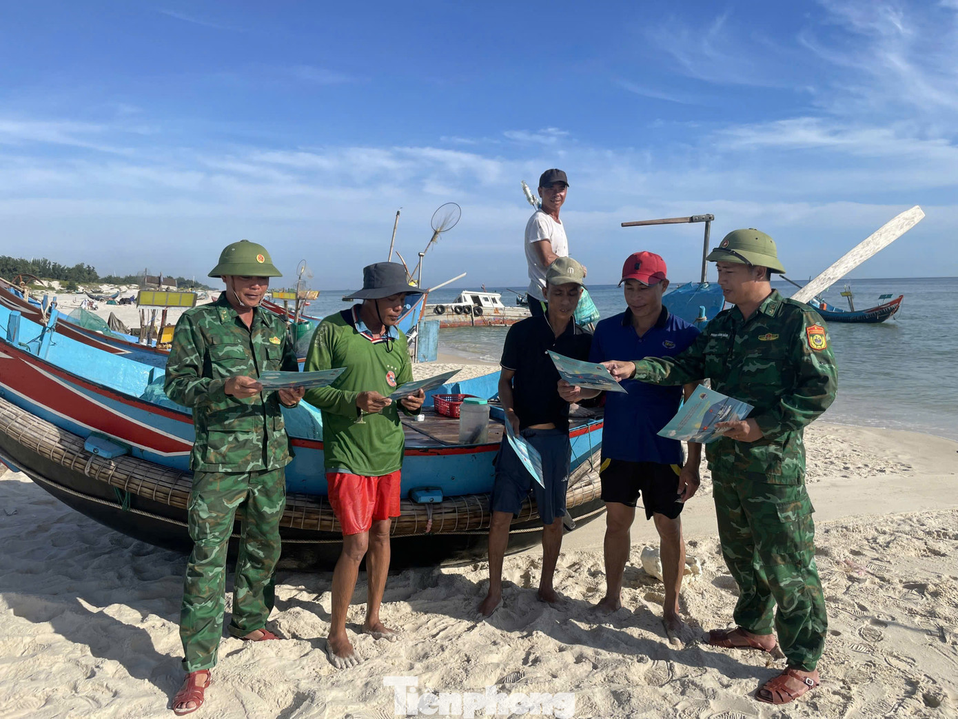 Vào các ngày thứ Bảy, cán bộ, chiến sĩ các đơn vị xuống địa bàn tuyên truyền pháp luật cho nhân dân.